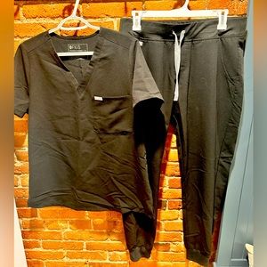COPY - FIGS Womens scrub Top and Jogger set in Black